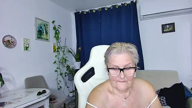 Snapshot of Selenna57 chatting on April 2026 05:20:01 PM Selenna57 online show from April 2026 05:20:01 PM