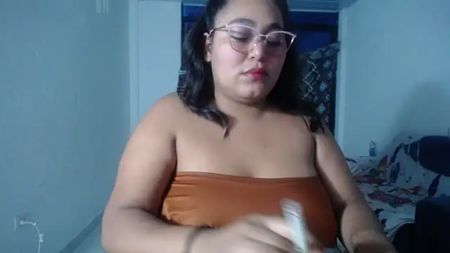 Snapshot of sirena_15 chatting on February 2026 04:12:02 AM sirena 15 online show from February 2026 04:12:02 AM