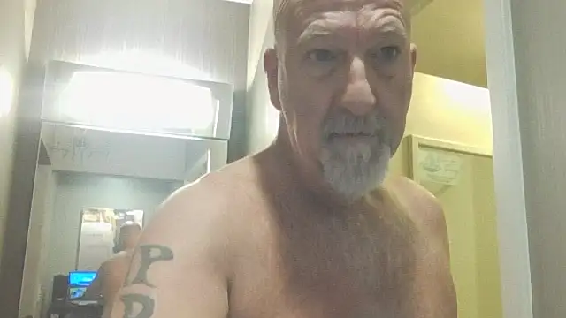 Snapshot of Yankeedave420 chatting on December 2025 01:33:02 PM Yankeedave420 online show from December 2025 01:33:02 PM