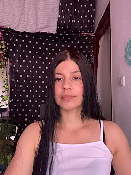 Snapshot of Estefani_32 chatting on June 2026 04:51:02 PM Estefani 32 online show from June 2026 04:51:02 PM