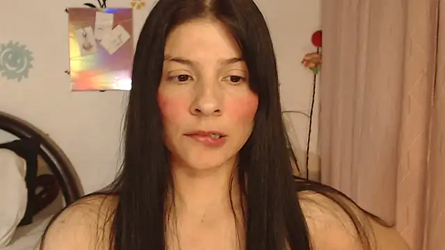 Snapshot of Estefani_32 chatting on October 2025 04:30:02 PM Estefani 32 online show from October 2025 04:30:02 PM