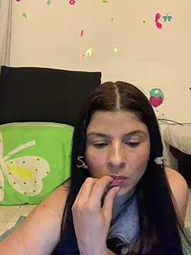 Snapshot of Estefani_32 chatting on April 2026 07:01:01 PM Estefani 32 online show from April 2026 07:01:01 PM
