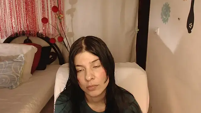 Snapshot of Estefani_32 chatting on September 2025 04:35:02 PM Estefani 32 online show from September 2025 04:35:02 PM
