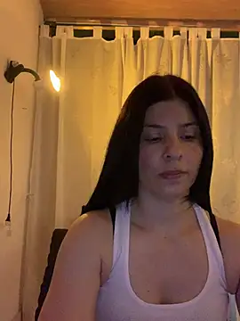 Snapshot of Estefani_32 chatting on May 2026 05:24:02 PM Estefani 32 online show from May 2026 05:24:02 PM