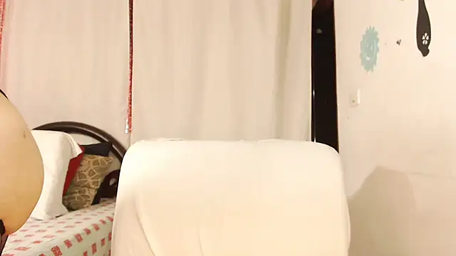 Snapshot of Estefani_32 chatting on September 2025 01:49:01 PM Estefani 32 online show from September 2025 01:49:01 PM