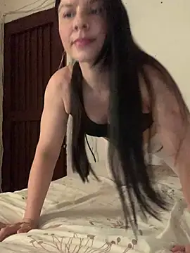 Snapshot of Estefani_32 chatting on April 2026 04:13:01 PM Estefani 32 online show from April 2026 04:13:01 PM