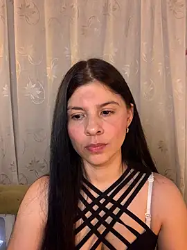 Snapshot of Estefani_32 chatting on May 2026 04:05:01 PM Estefani 32 online show from May 2026 04:05:01 PM