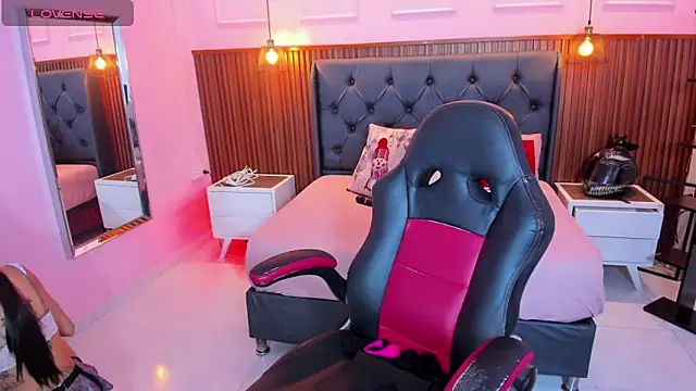 Snapshot of AMELIELEONE chatting on November 2025 12:27:01 PM AMELIELEONE online show from November 2025 12:27:01 PM