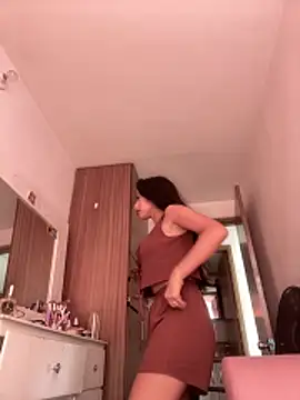 DulceLenns online show from December 2025 06:18:02 PM