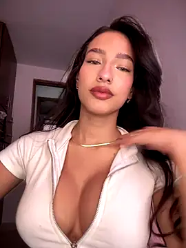 DulceLenns online show from November 2025 06:23:01 PM