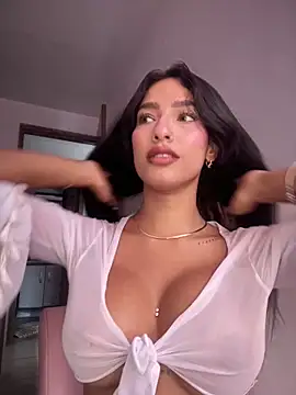 DulceLenns online show from November 2025 06:01:02 PM