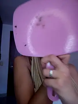 DulceLenns online show from November 2025 06:13:01 PM