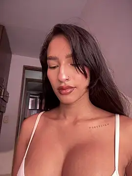 DulceLenns online show from November 2025 06:24:02 PM