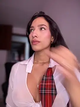 DulceLenns online show from November 2025 07:03:01 PM