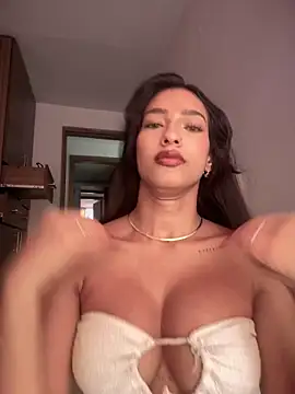 DulceLenns online show from November 2025 06:23:02 PM