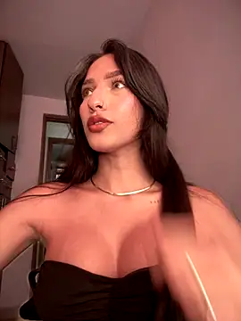 DulceLenns online show from November 2025 07:13:02 PM