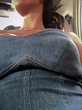 DulceLenns online show from November 2025 06:35:02 PM