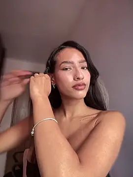 DulceLenns online show from October 2025 06:30:01 PM