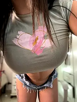 Emmily 19 online show from November 2025 10:13:02 PM