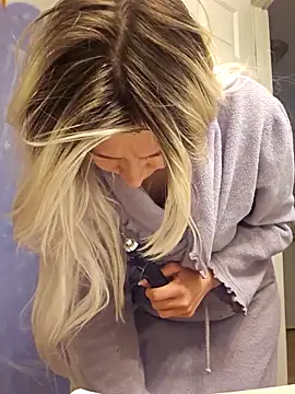 Snapshot of ScarletCallings420 chatting on April 2026 04:57:02 PM ScarletCallings420 online show from April 2026 04:57:02 PM