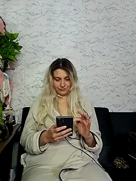 Snapshot of ScarletCallings420 chatting on April 2026 01:17:02 AM ScarletCallings420 online show from April 2026 01:17:02 AM