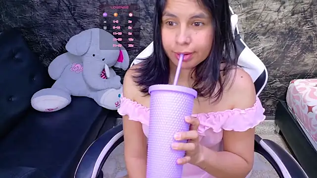 Snapshot of olivia_love_ chatting on May 2026 03:47:01 PM olivia love online show from May 2026 03:47:01 PM