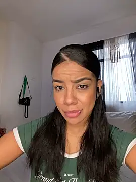 Snapshot of trianawhite chatting on December 2025 04:27:01 PM trianawhite online show from December 2025 04:27:01 PM