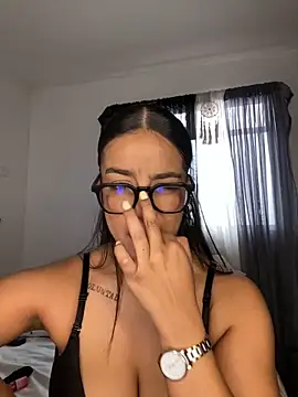 Snapshot of trianawhite chatting on December 2025 04:23:02 PM trianawhite online show from December 2025 04:23:02 PM