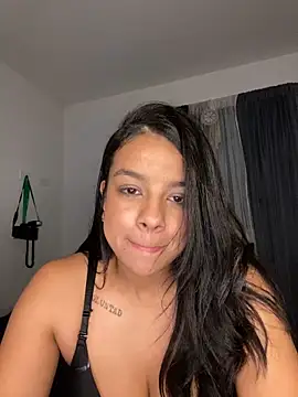 Snapshot of trianawhite chatting on November 2025 02:12:01 AM trianawhite online show from November 2025 02:12:01 AM