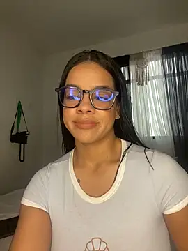 Snapshot of trianawhite chatting on December 2025 03:14:02 PM trianawhite online show from December 2025 03:14:02 PM