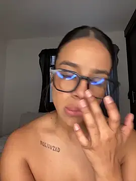 Snapshot of trianawhite chatting on December 2025 03:11:02 PM trianawhite online show from December 2025 03:11:02 PM