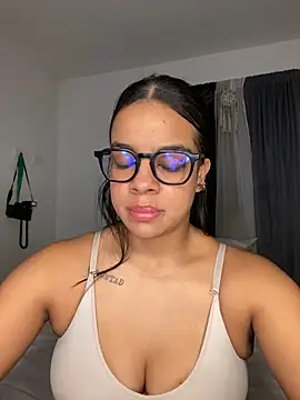 Snapshot of trianawhite chatting on December 2025 11:53:01 PM trianawhite online show from December 2025 11:53:01 PM