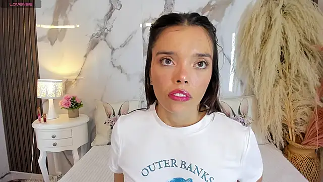 hannahill69 online show from April 2026 04:52:02 AM