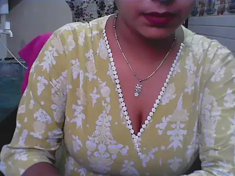 Snapshot of LovingPihu chatting on June 2026 06:18:02 AM LovingPihu online show from June 2026 06:18:02 AM