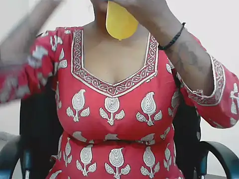 Snapshot of LovingPihu chatting on July 2026 05:45:02 AM LovingPihu online show from July 2026 05:45:02 AM