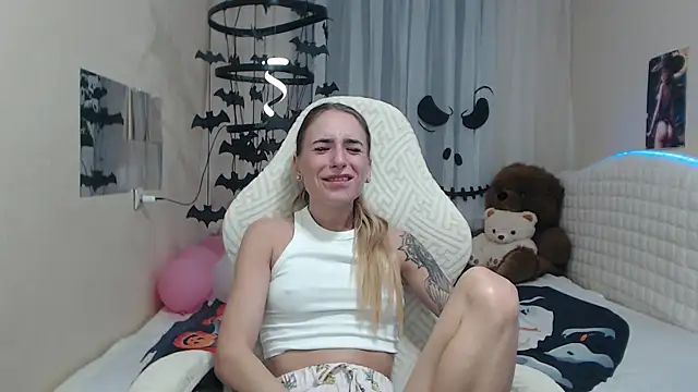 Snapshot of DeboraHorny chatting on November 2025 07:01:02 AM DeboraHorny online show from November 2025 07:01:02 AM