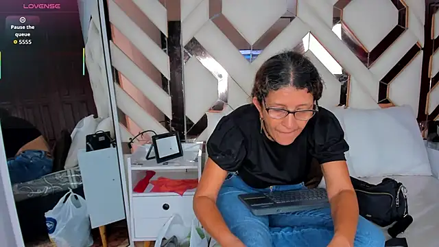 Keyla Milf online show from December 2025 03:10:02 AM