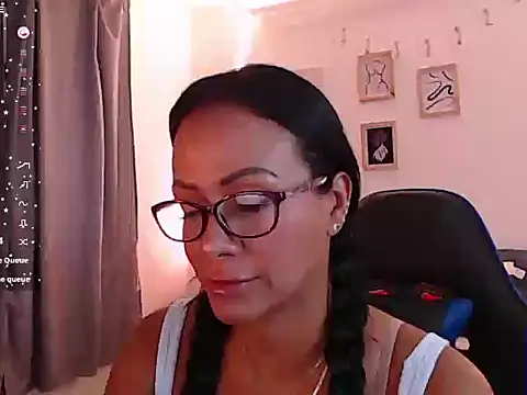 emmily castro online show from October 2025 01:01:02 PM