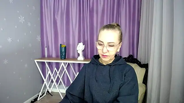 queen a n i online show from September 2025 10:31:01 AM