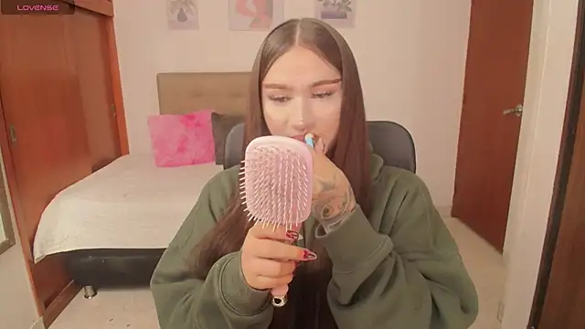 Miley Baker online show from October 2025 04:06:01 PM