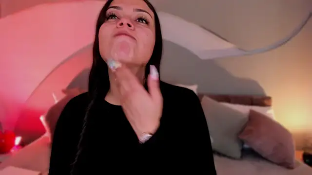 Nicolle W online show from February 2026 12:01:02 PM