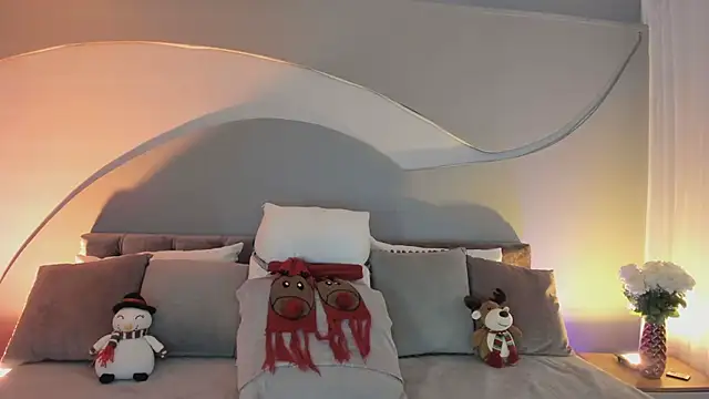 Nicolle W online show from December 2025 11:58:01 AM