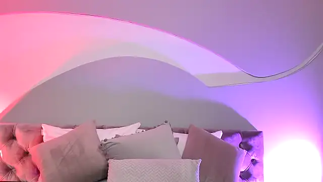 Nicolle W online show from March 2025 01:24:02 PM
