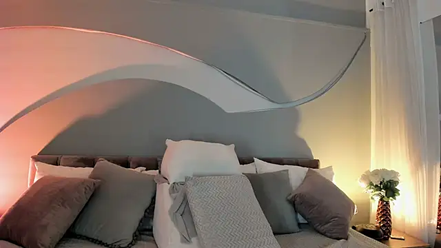 Nicolle W online show from February 2026 11:42:02 AM