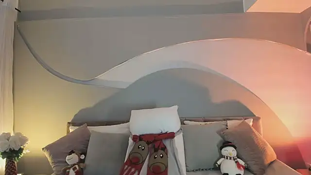 Nicolle W online show from December 2025 11:56:01 AM