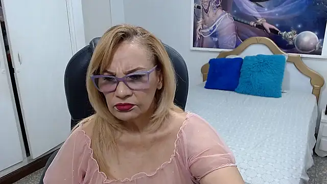 Snapshot of emiliaa_hot chatting on June 2026 05:52:01 PM emiliaa hot online show from June 2026 05:52:01 PM