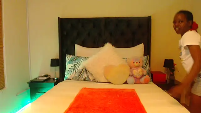 Snapshot of Sexynaughty_Gal chatting on December 2024 06:28:02 PM Sexynaughty Gal online show from December 2024 06:28:02 PM