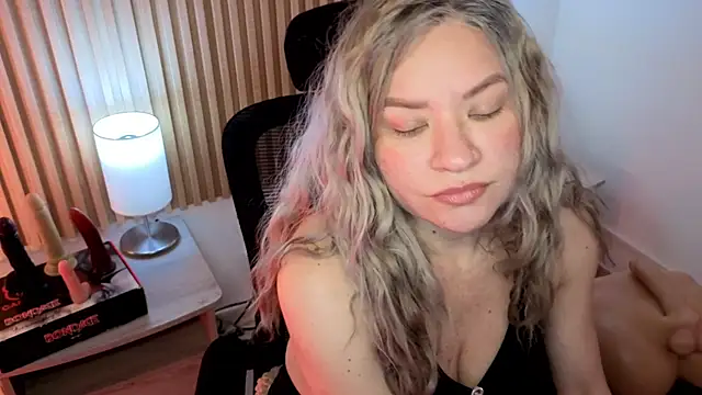 MarianL0ve online show from November 2025 11:03:01 AM