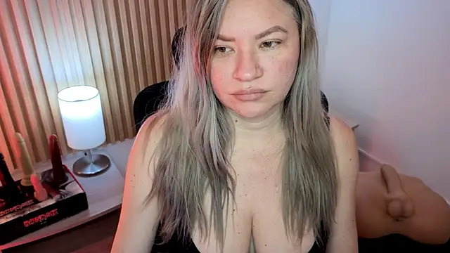 MarianL0ve online show from November 2025 10:41:02 AM