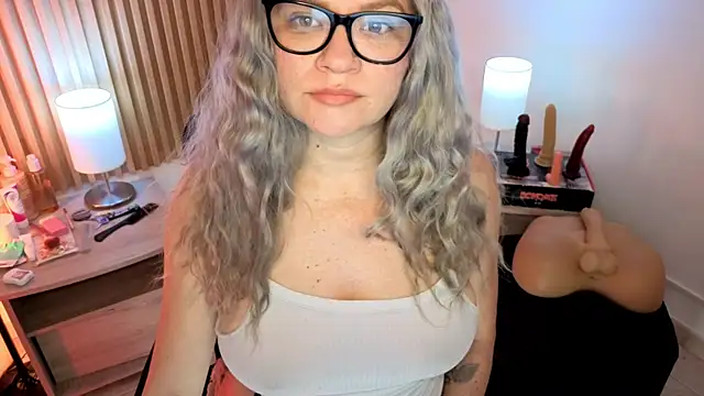 Snapshot of MarianL0ve chatting on May 2026 10:01:02 AM MarianL0ve online show from May 2026 10:01:02 AM
